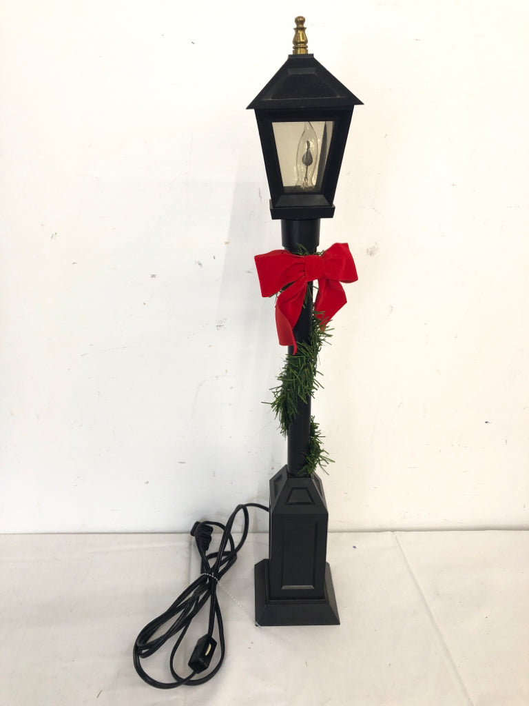 BYERS CHOICE LIGHT POLE W RED BOW.