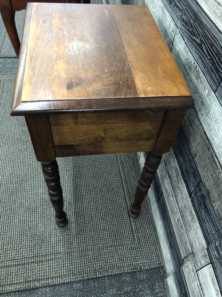 VTG MAPLE WOOD SIDE TABLE WITH DRAWER.