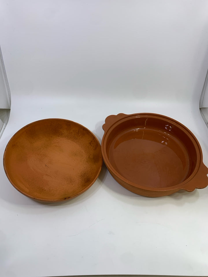 ROUND TERRA COTTA CLAY BAKING DISH W/LID AND HANDLES.