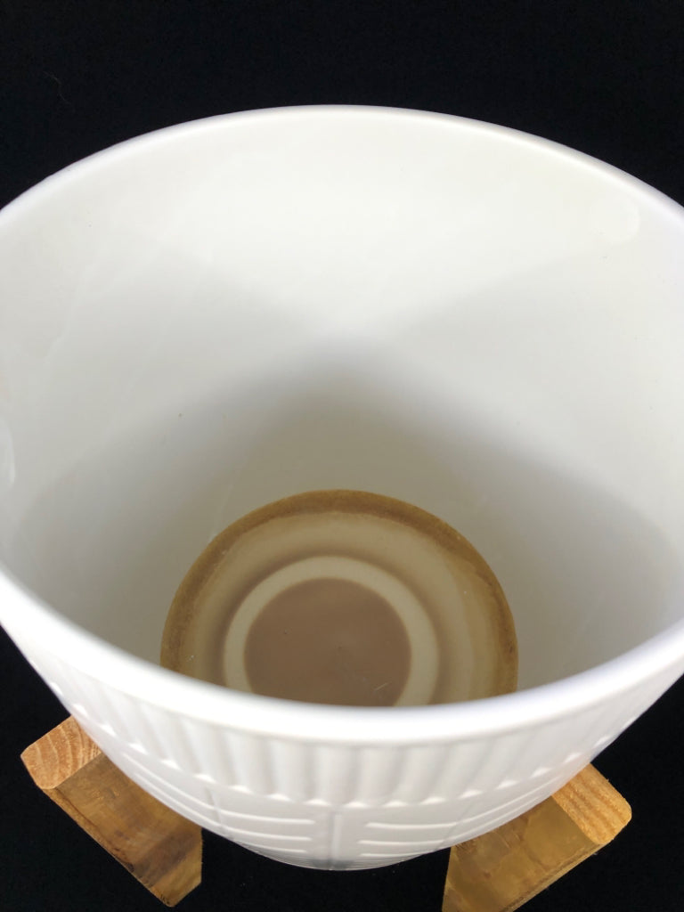 CERAMIC PLANTER W/LINES ON WOOD LEGS.