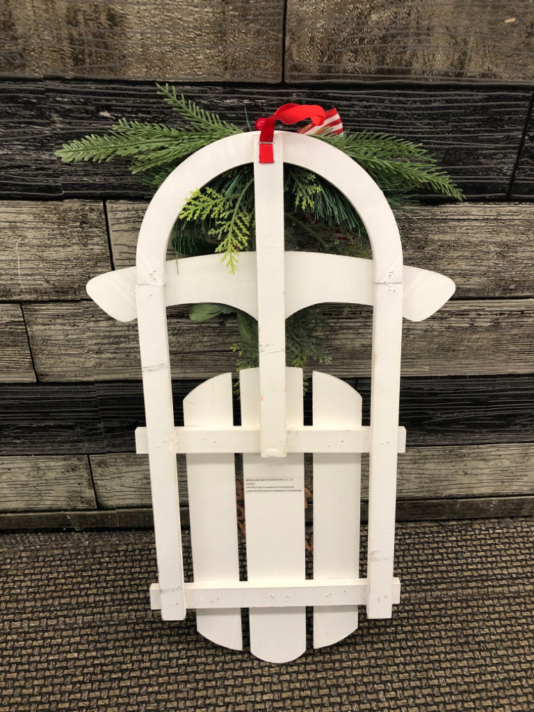 WHITE MERRY CHRISTMAS SLEIGH WALL HANGING.