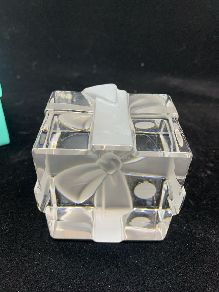 NIB TIFFANY & CO PRESENT FROSTED BOW CRYSTAL PAPER WEIGHT.