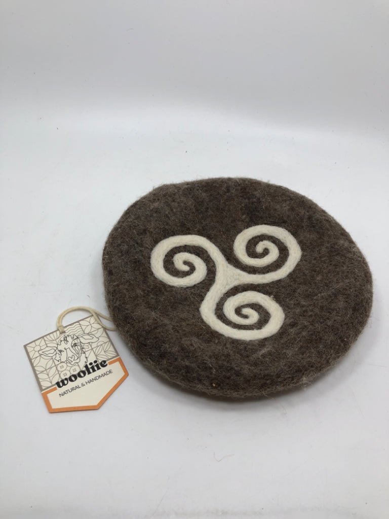 WOOLIIE BROWN NATURAL DOG FRISBEE.