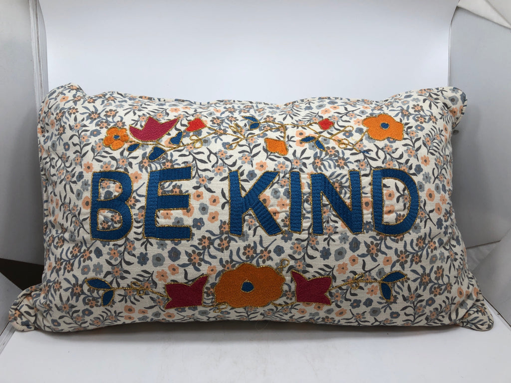 BE KIND FLORAL W/GOLD ACCENTS PILLOW.