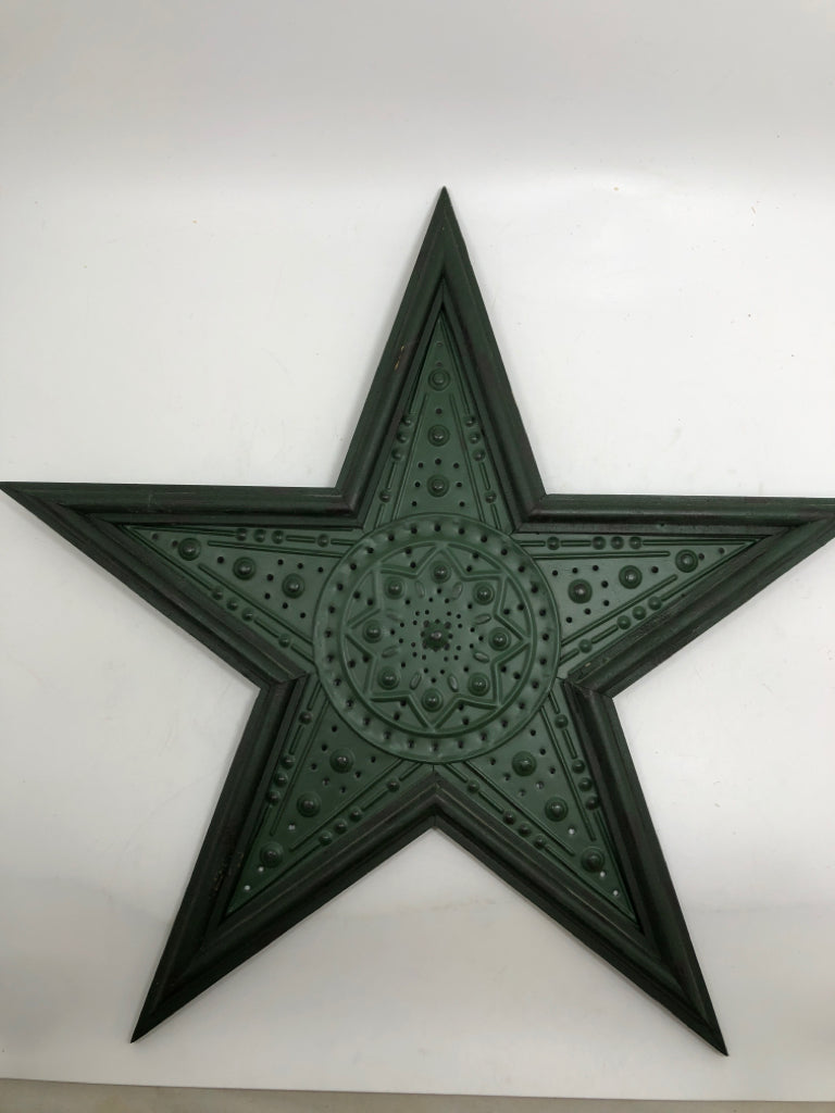 GREEN METAL/WOOD STAR DECOR.