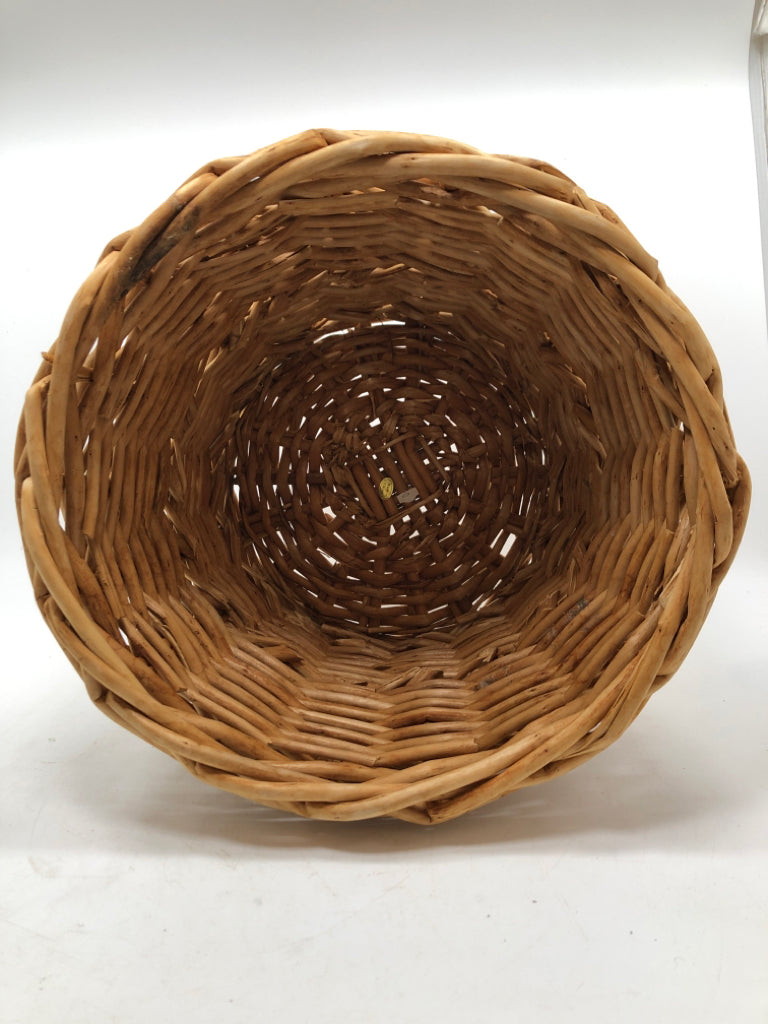 ROUND WICKER BASKET.