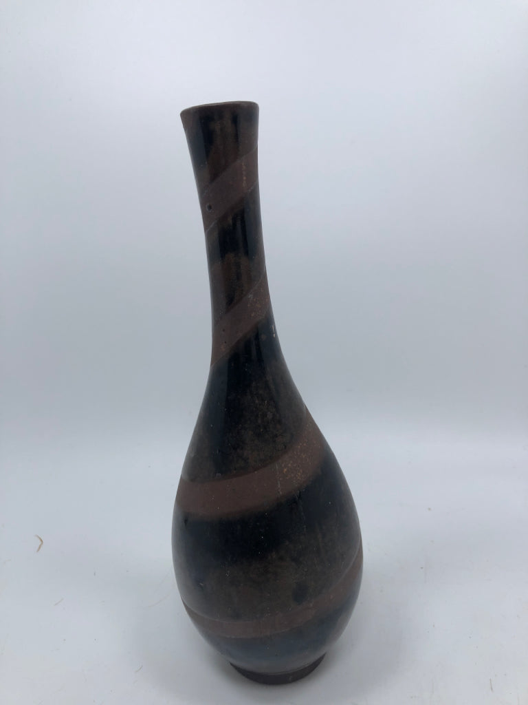 NAPCOWARE SWIRL VASE.