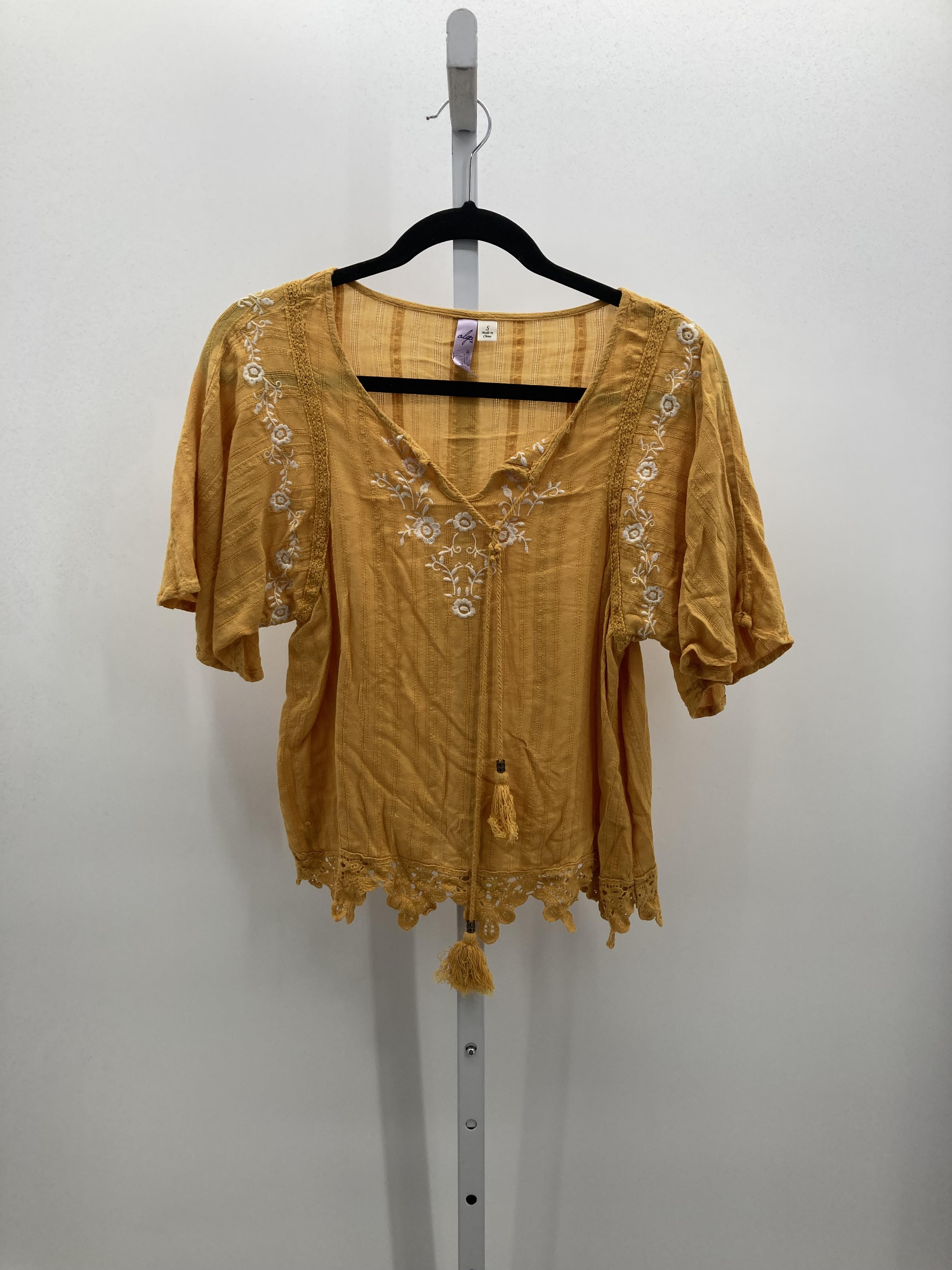 Alya Size Small Juniors Short Sleeve Shirt