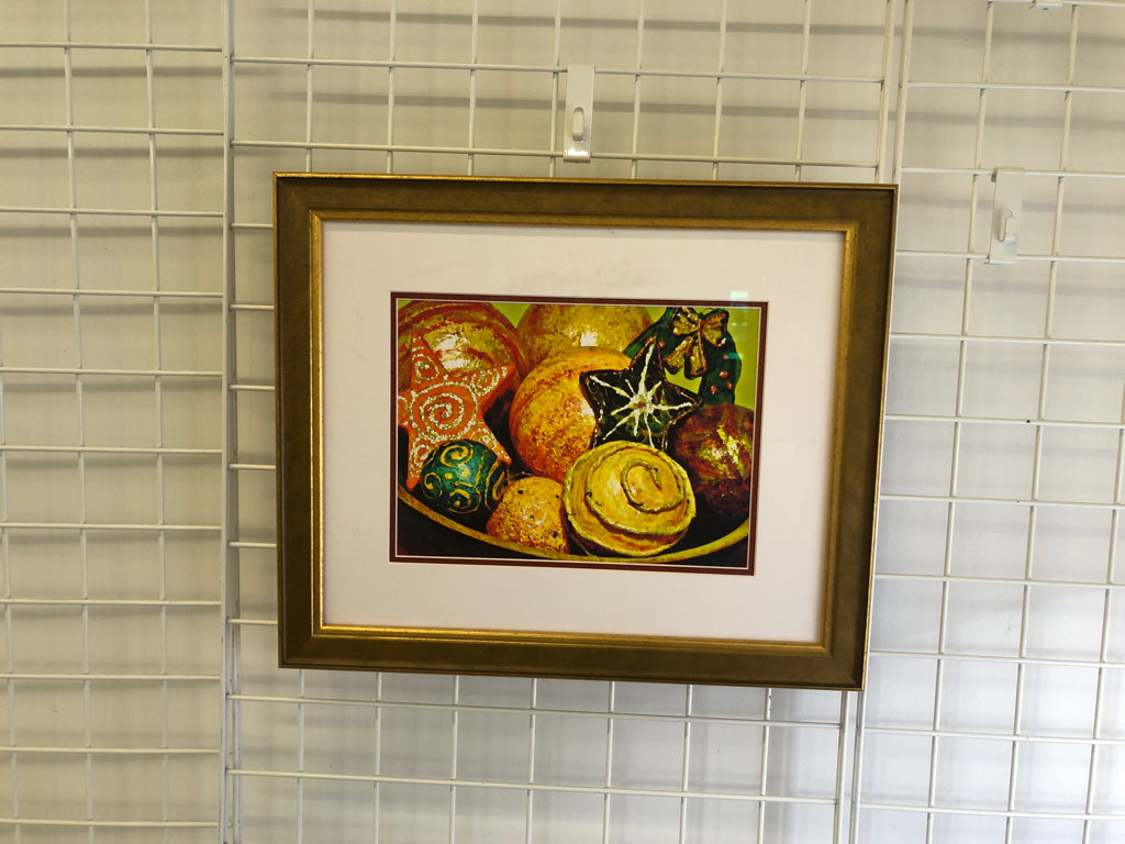 STARS/BALLS IN BOWL IN GOLD FRAME WALL ART.