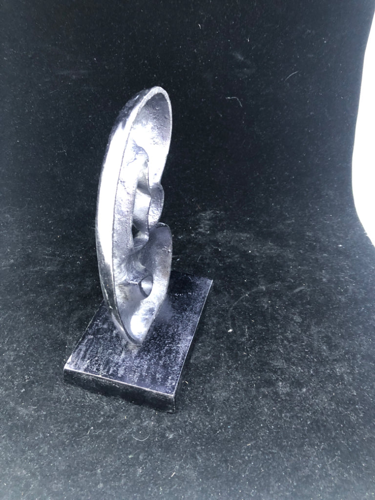 GREY METAL ABSTRACT DESK DECOR.