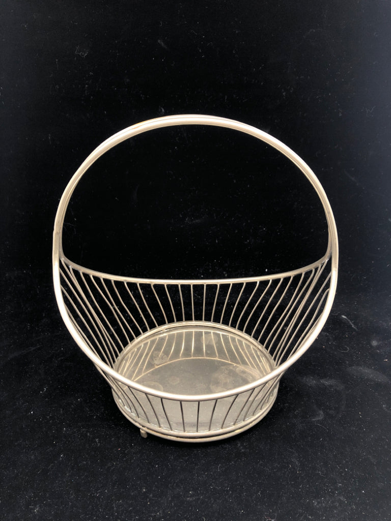 SMALL METAL BASKET.