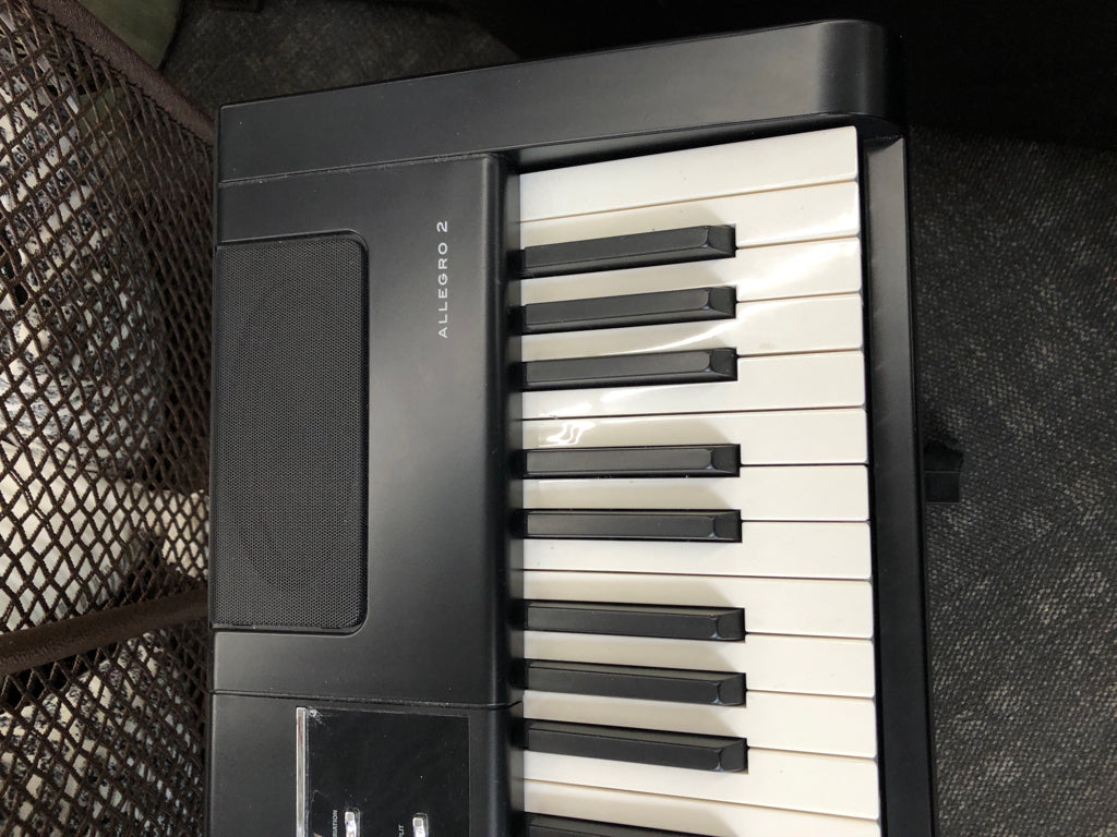 WILLIAMS ALLEGRO2 PLUS DIGITAL PIANO W/OWNERS MANUAL, SUSTAIN PEDAL, PLUG & ROLL