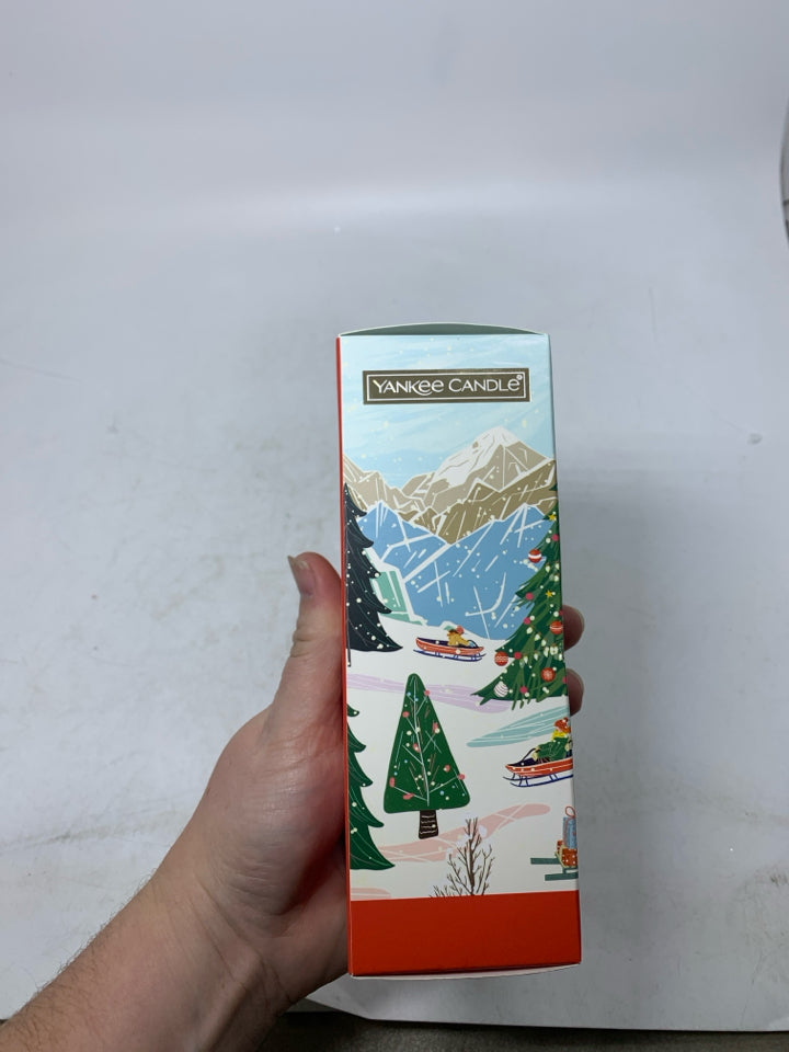 NIP 3 HOLIDAY SCENTED CANDLES.