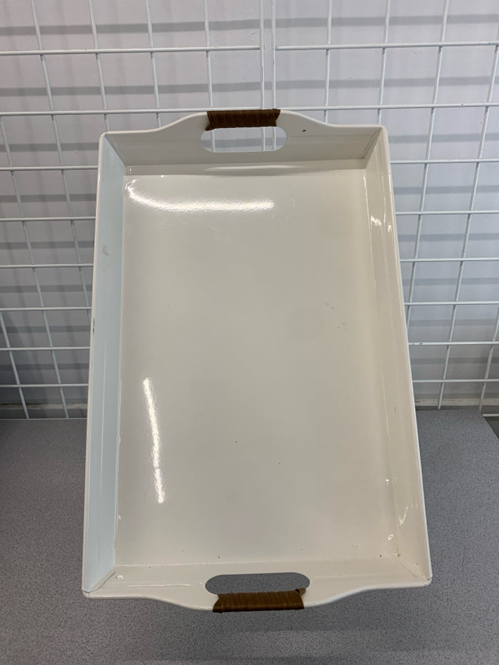 COLLAPSIBLE WHITE TRAY W/WOOD HANDLES.