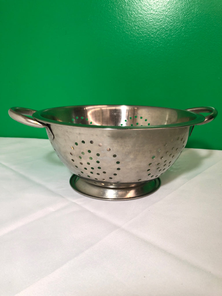 STAINLESS STEEL STRAINER.