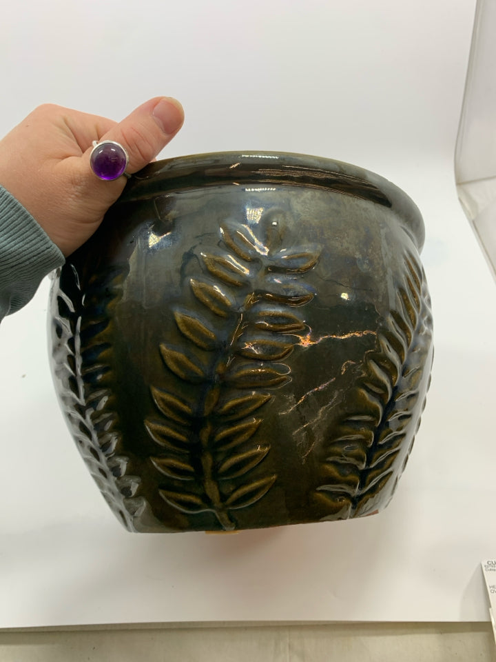 LEAF EMBOSSED POTTERY PLANTER.