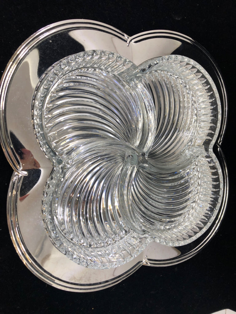 DIVIDED GLASS SERVER WITH CHARGER UNDERPLATE.