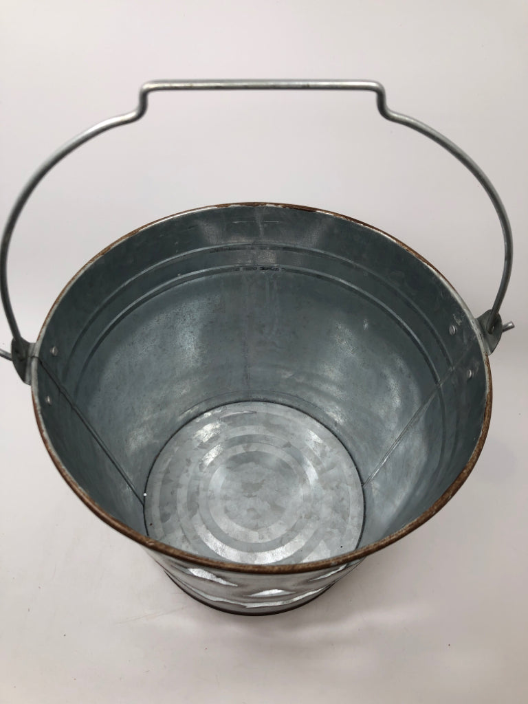 METAL JACK-O-LANTERN PAIL.
