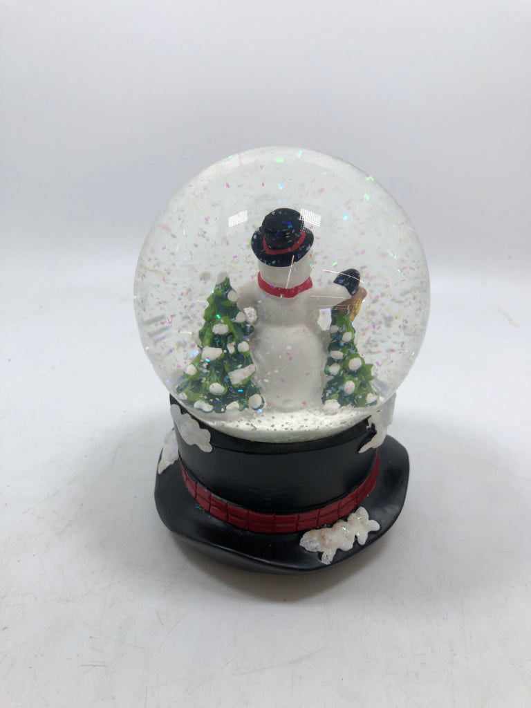 SNOWMAN ON TOP-HAT MUSICAL SNOW-GLOBE.