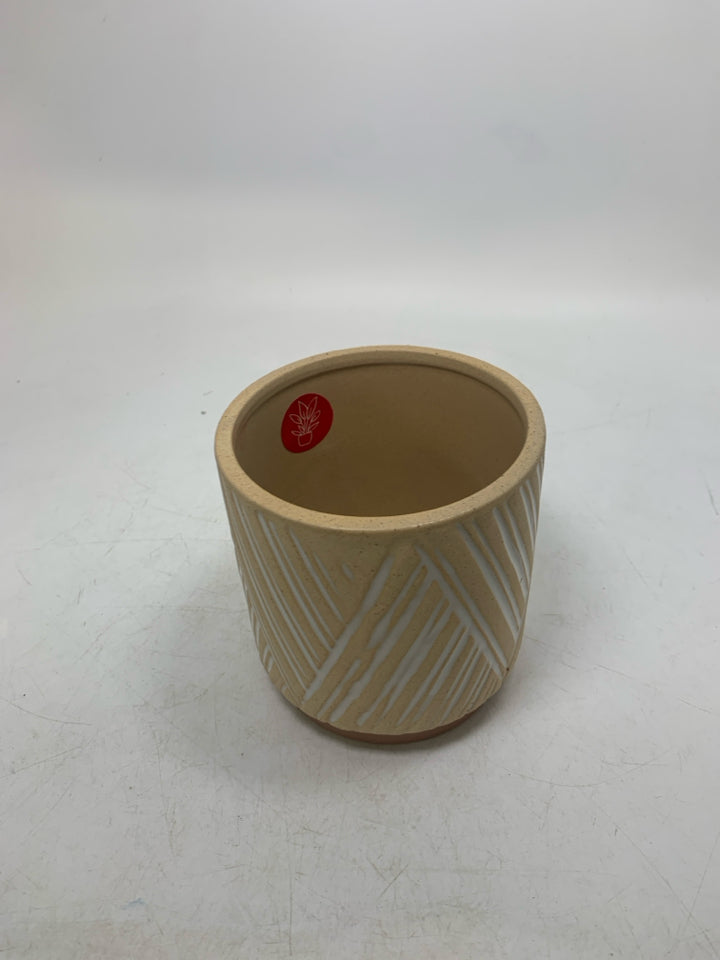 LINED SMALL ROUGH PLANTER.
