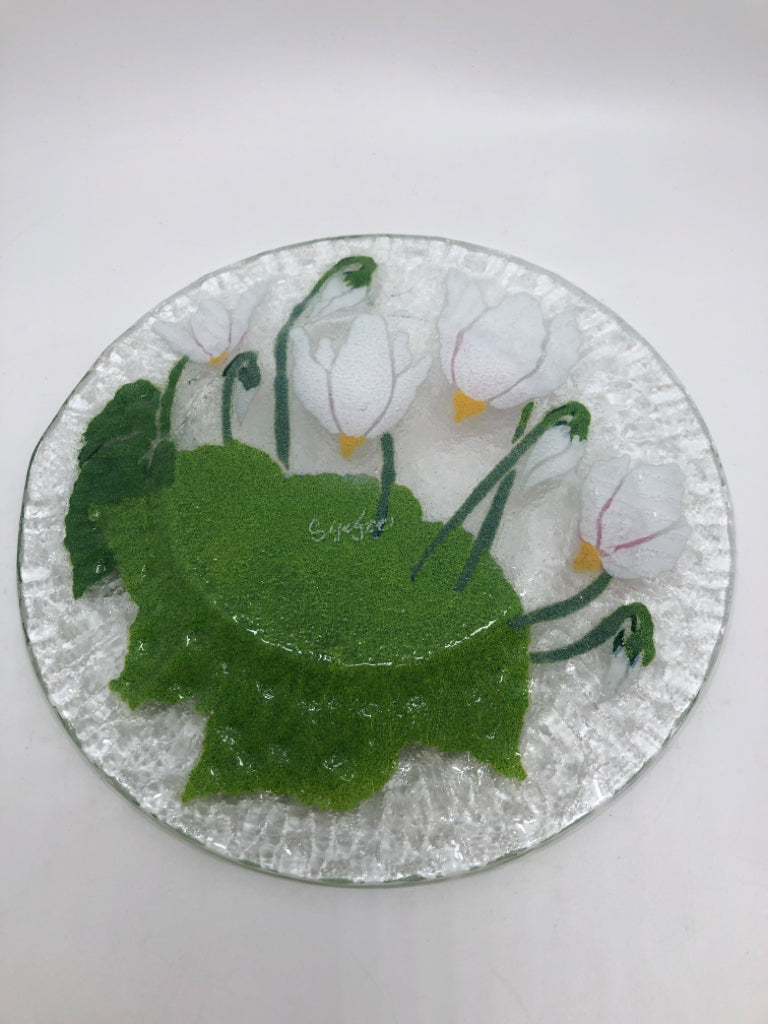 5 ASSORTED FUSED GLASS FLORAL DINNER PLATES.