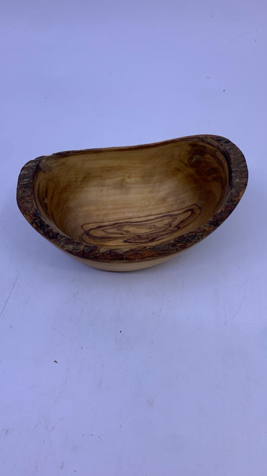 SMALL WOOD BOWL.