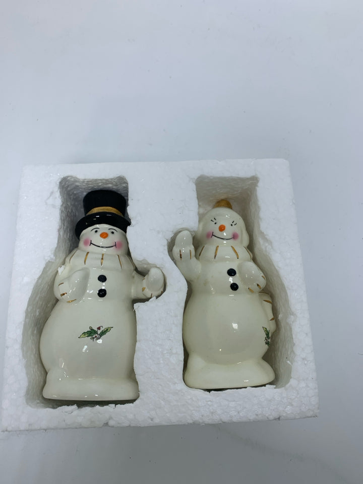 IN BOX HOME OF THE HOLIDAYS SNOWMAN COUPLE HUGGING.