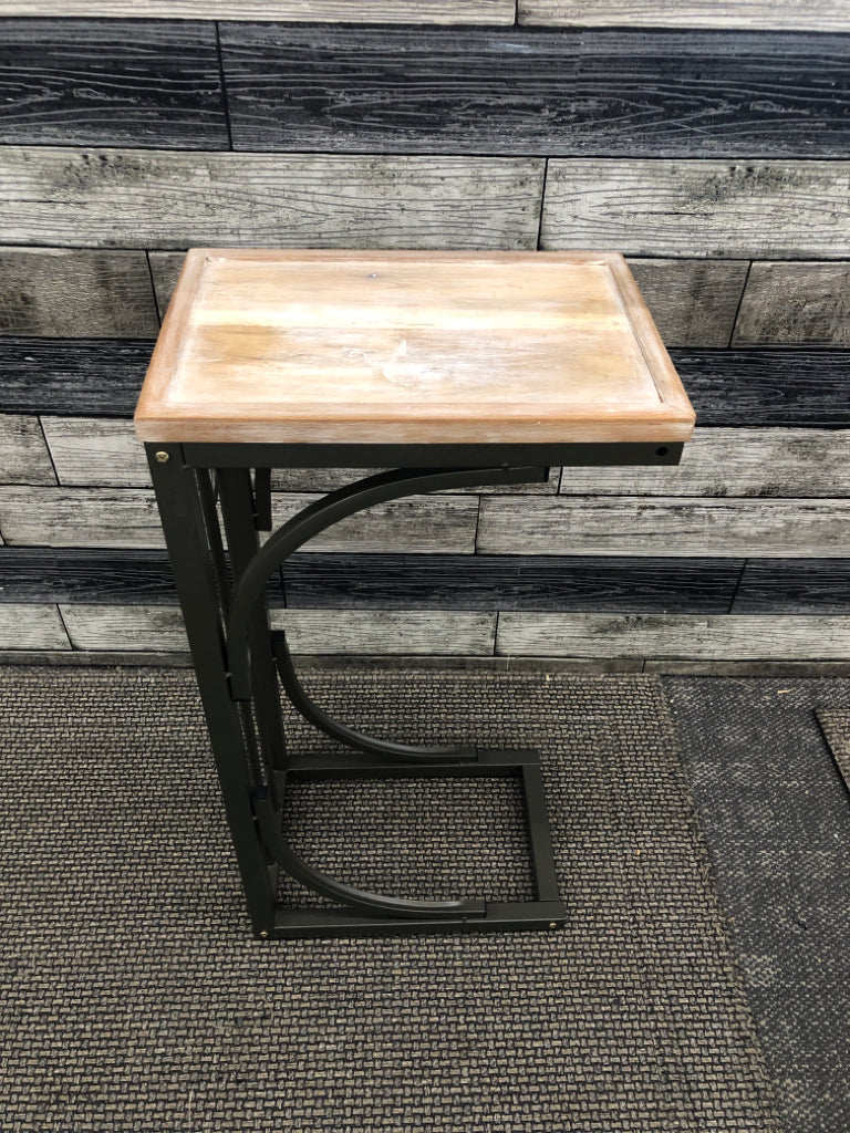 RUSTIC WOOD-TOP SOFA SIDE TABLE W/METAL BASE.