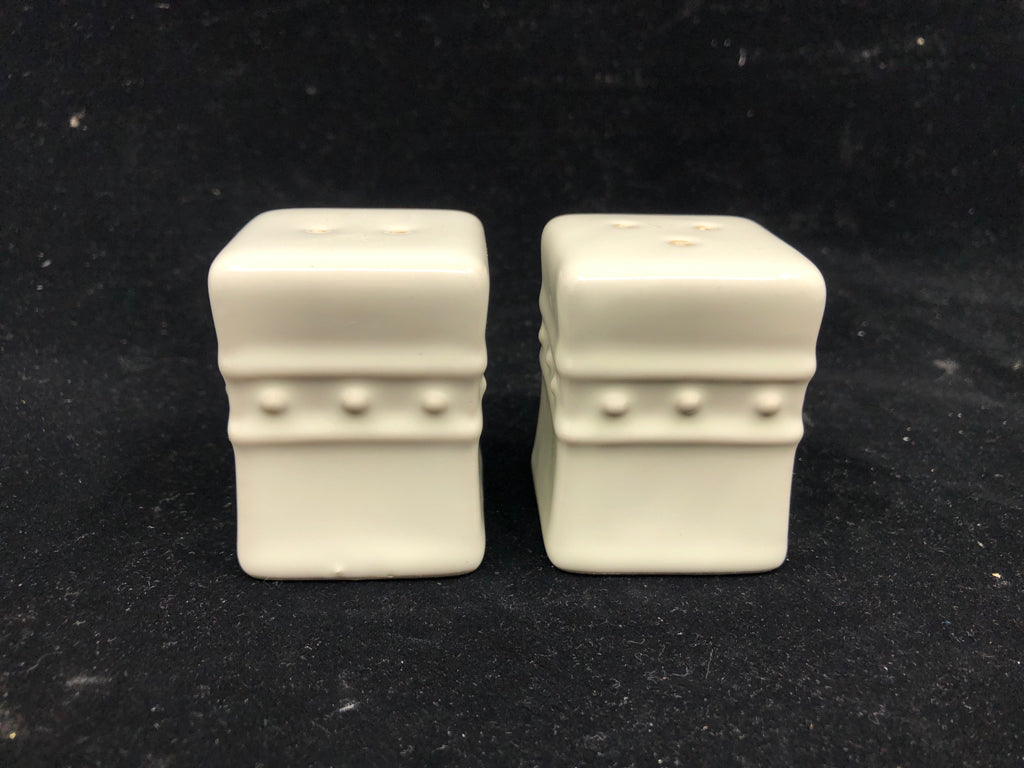 NORA FLEMING 3PC CREAM SALT AND PEPPER SHAKER SET.