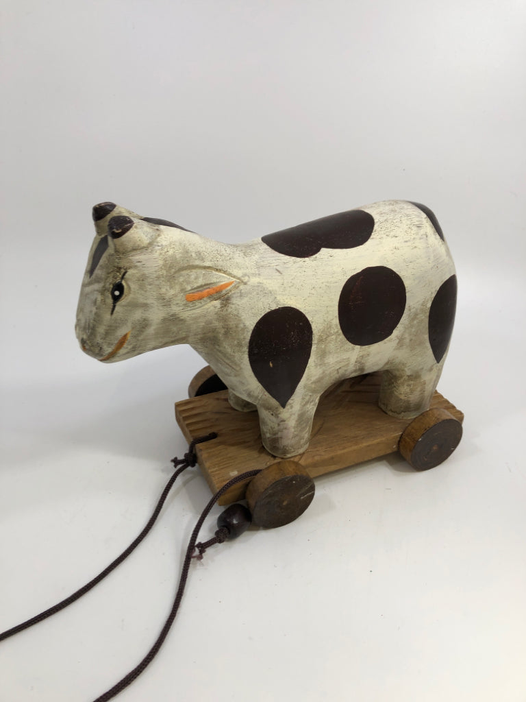 WOOD COW PULL TOY DECOR.