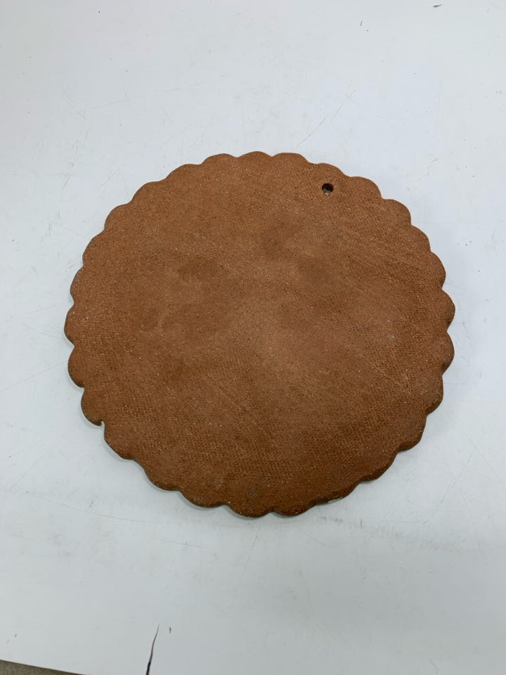 POTTERY CIRCLE WALL PLAQUE W/ STRAWBERRIES.