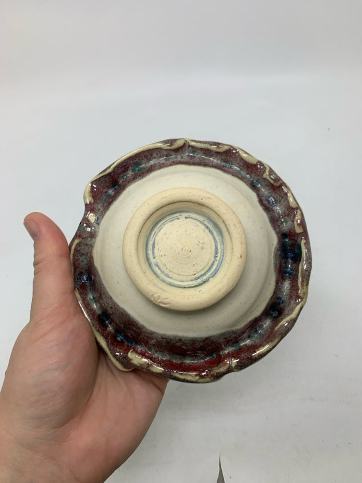 FOOTED TAN/RED PATTERN SMALL POTTERY BOWL.