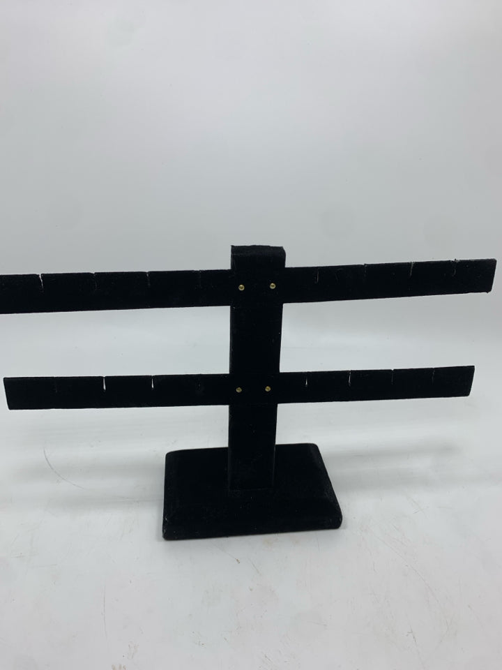 SM VELVET JEWELRY HOLDER.