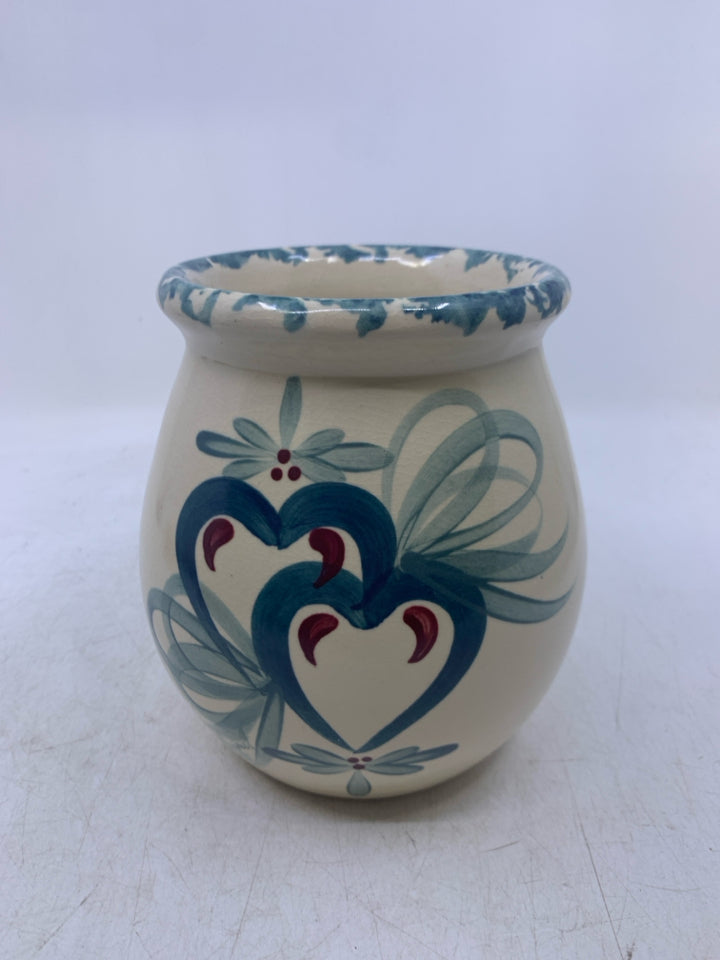 BEIGE POTTERY VASE W/ BLUE HEARTS/ SPONGE RIM.