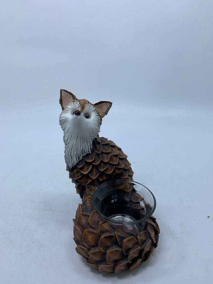 RESIN TEXTURED FOX TEA LIGHT HOLDER.