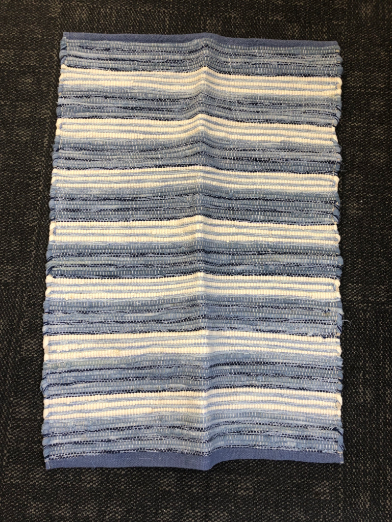 BLUE/WHITE RAG RUG.