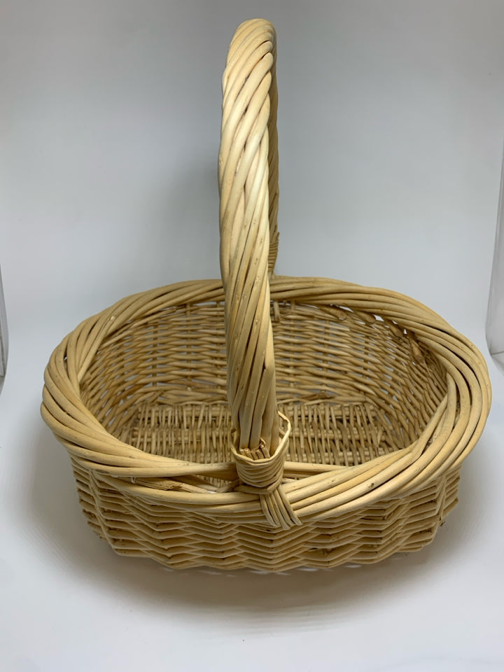 WICKER BASKET W/HANDLE.