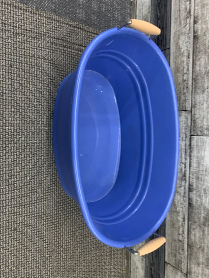 OVAL BLUE TUB W HANDLES.