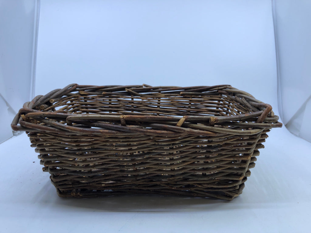 DK RECTANGLE BASKET W NO HANDLES.