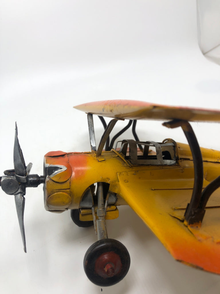 VTG-STYLE YELLOW DECOR PLANE.