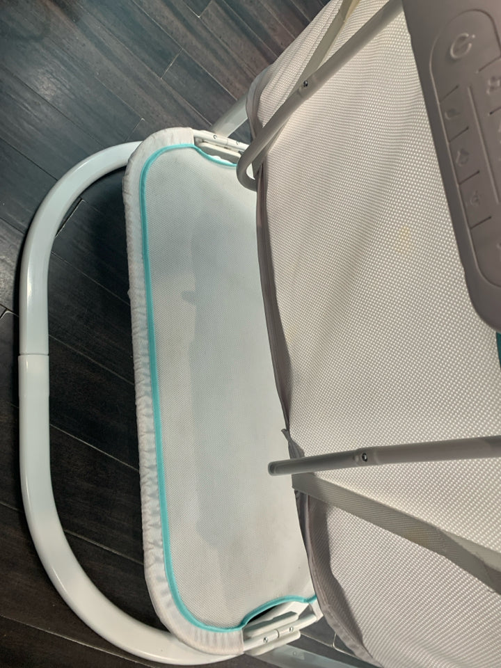 Fisher Price Baby Bedside Sleeper Soothing Motions Bassinet