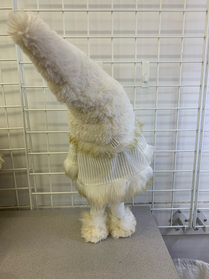 STANDING GNOME W/WHITE FUZZY HAT.