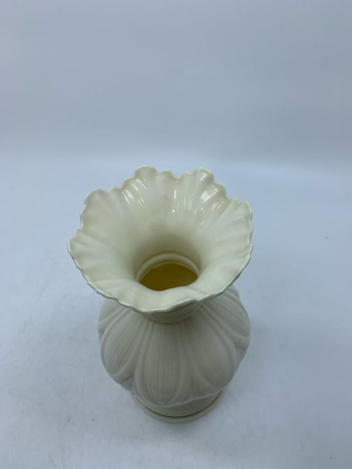 DETAILED FOOTED VASE W/ SLIGHT PINK UNEVEN EDGE GOLD.