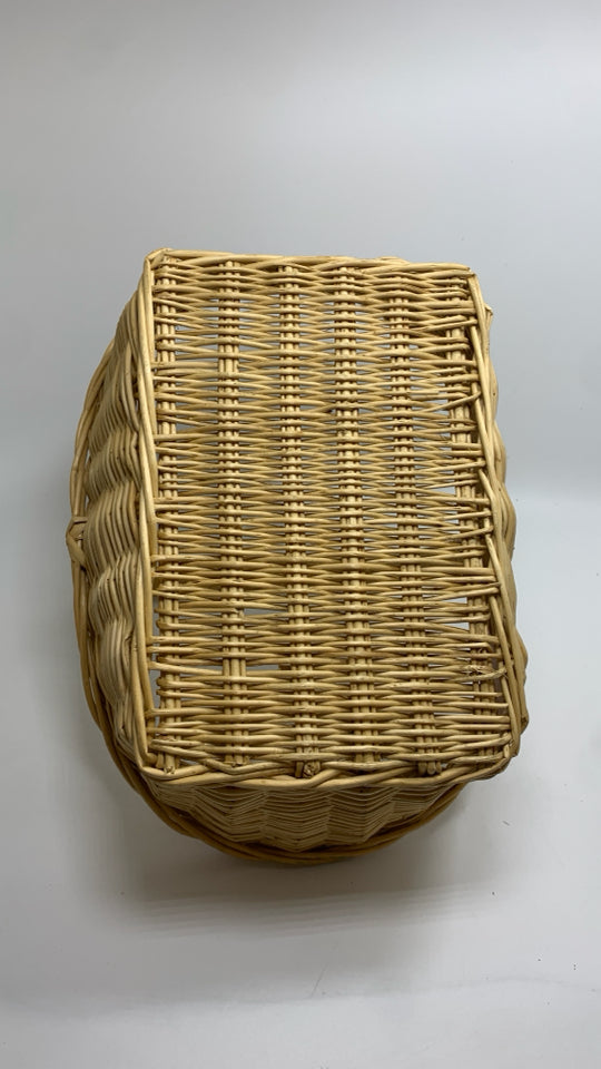 SM WICKER BASKET W/ SQUARE HANDLE.