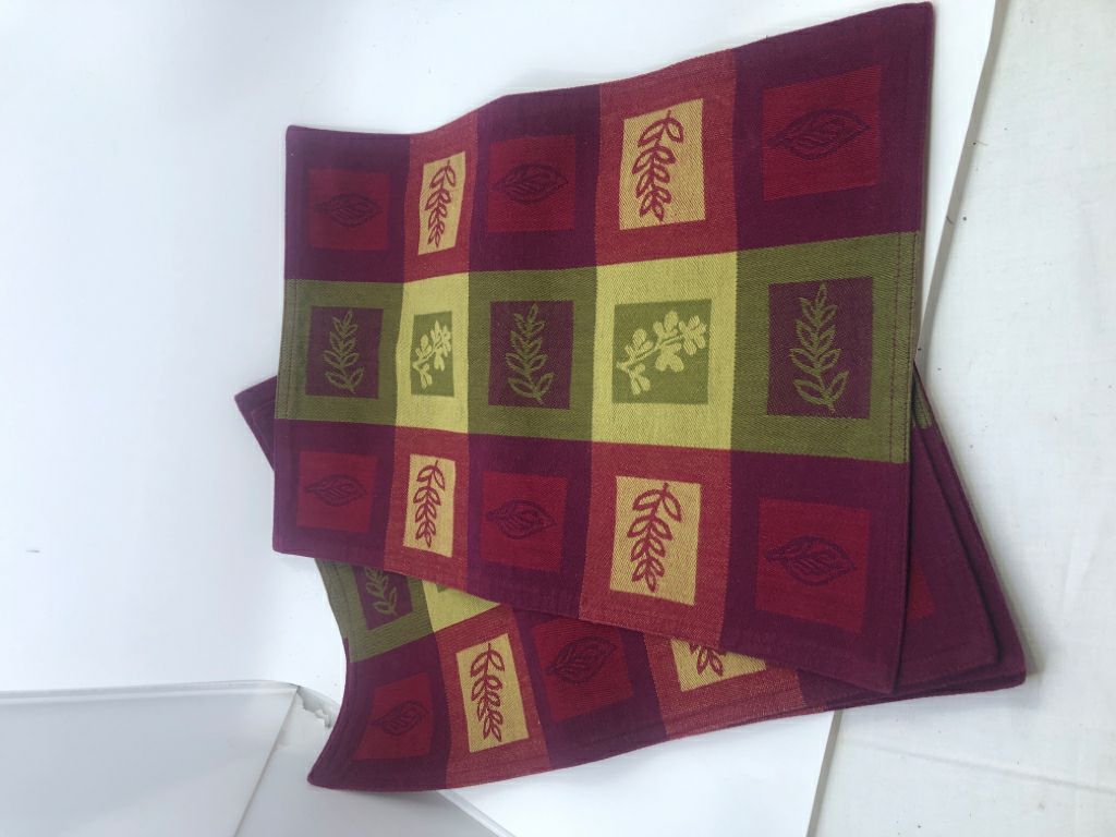 4 LEAF PLAID PLACEMATS.