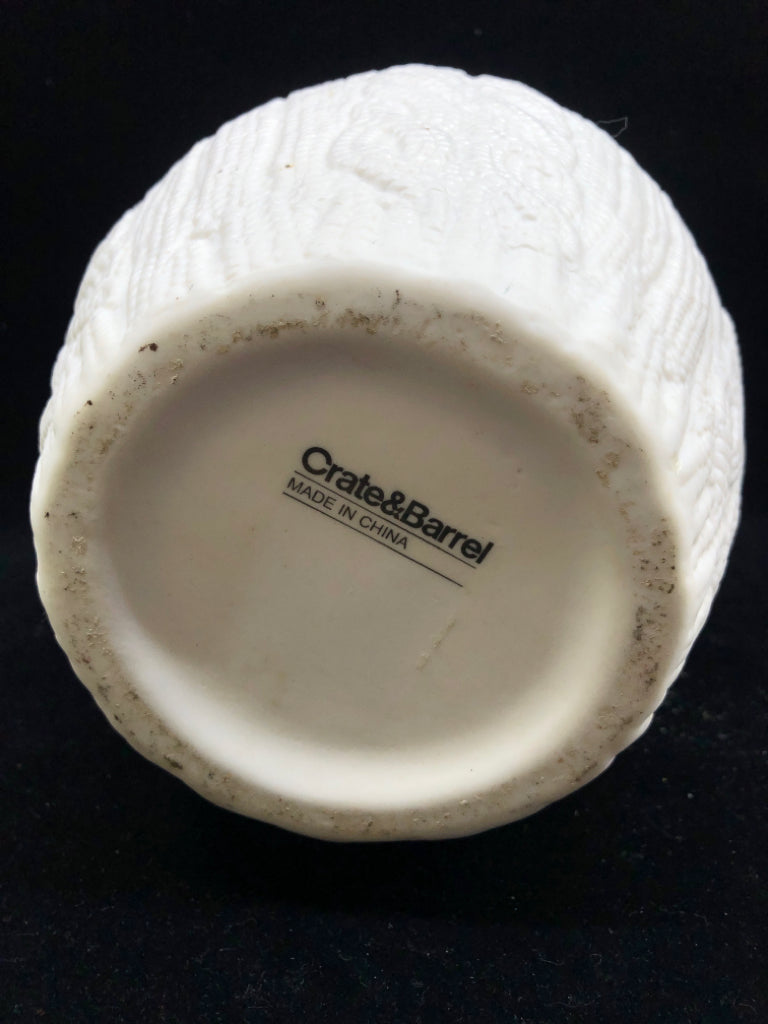 CABLE SWEATER EMBOSSED VASE.