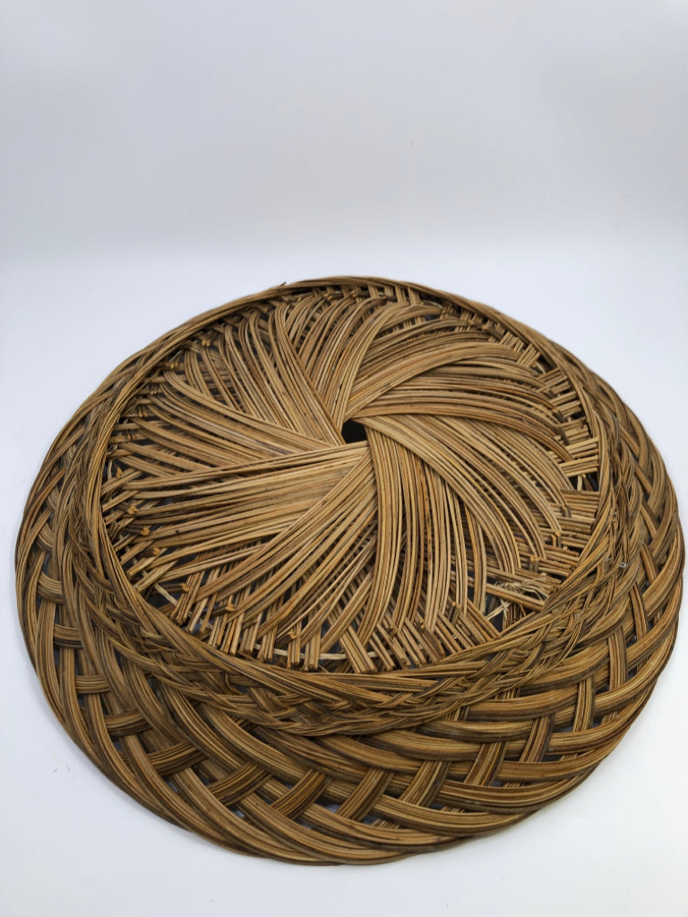 BRAIDED BASKET CENTERPIECE.