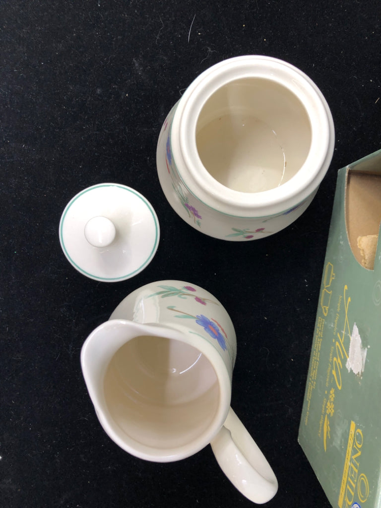 ONEIDA COVERED SUGAR AND CREAMER SET IN BOX.
