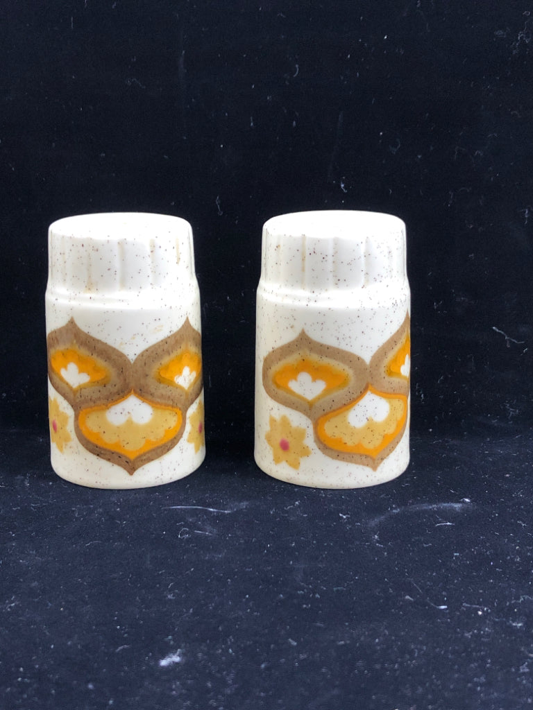VTG WHITE SPECKLED S/P SHAKERS W/ BROWN/ORANGE DESIGN.