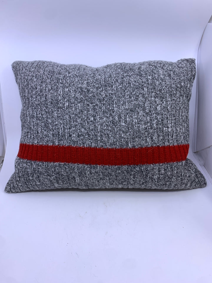 GREY KNITTED PILLOW W RED STRIPE.